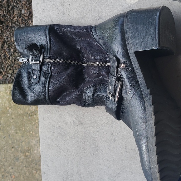 Black size 9 boots - Picture 2 of 4